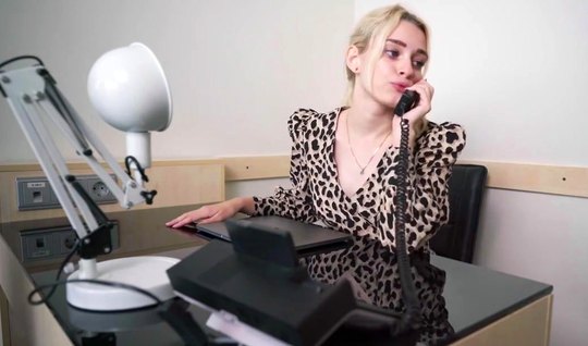 Русская девушка в офисе раздвигает ноги, чтобы заняться сексом с боссо...