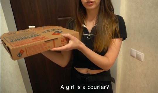 Молодая русская девушка спустила трусики для секса от первого лица