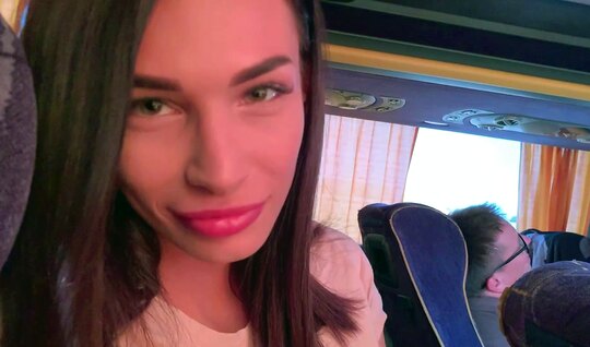 Русская девица делает классный минет чуваку в автобусе
