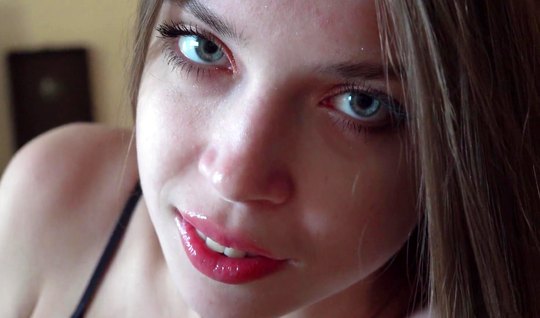 Русская девушка во время съемки домашнего порно крупным планом кончила...