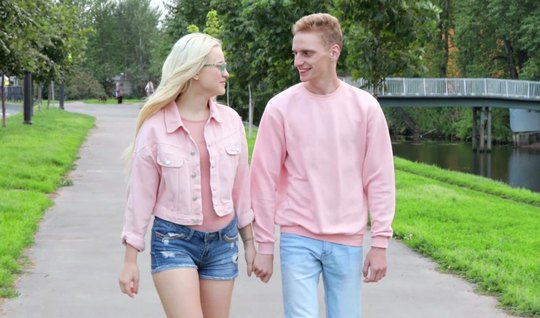 Молодая русская блондинка не против секса после пикапа с парнем